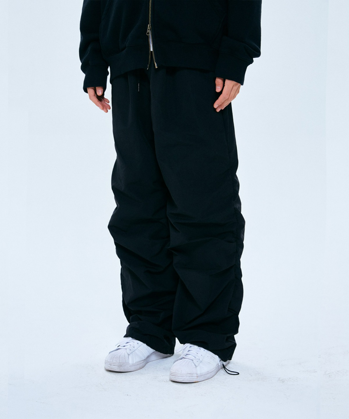 THE COLDEST MOMENT더콜디스트모먼트 TCM nylon shirring tuck pants (black)