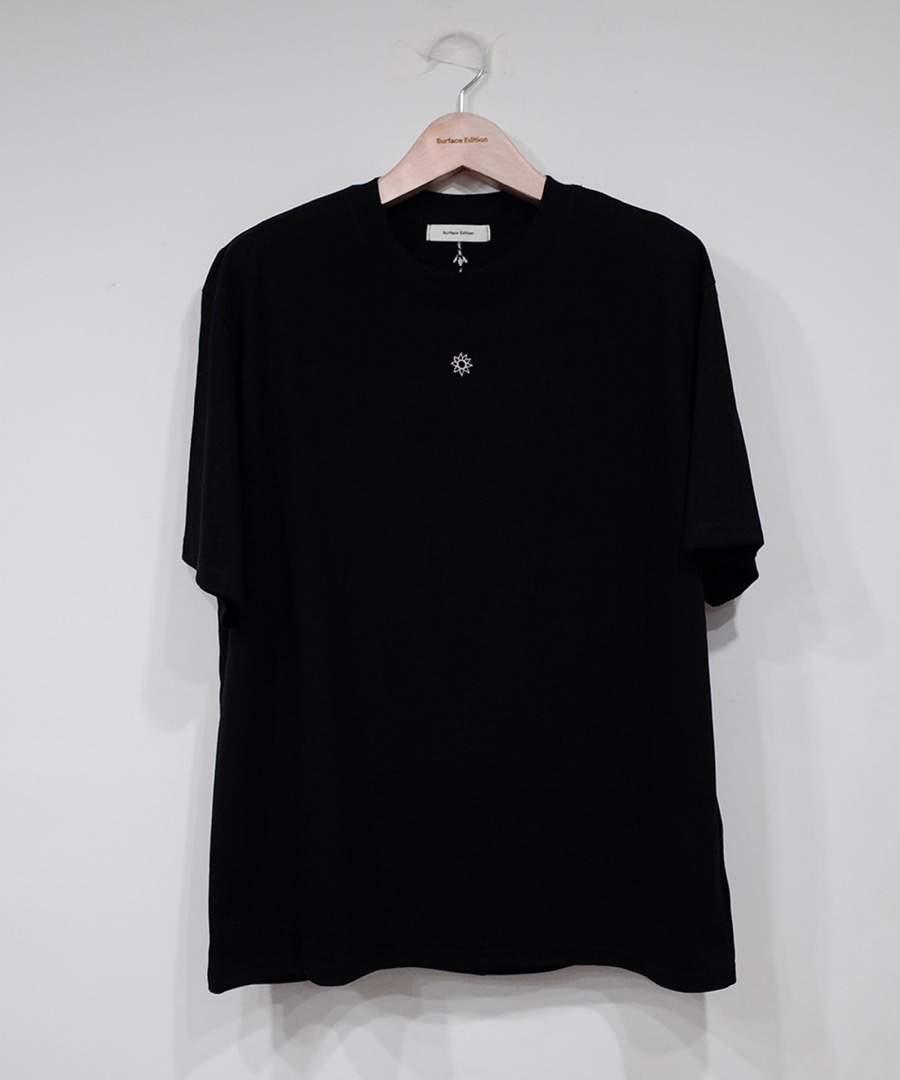 Surface Edition서피스 에디션 EMBROIDERED SYMBOL TSHIRT_BLACK