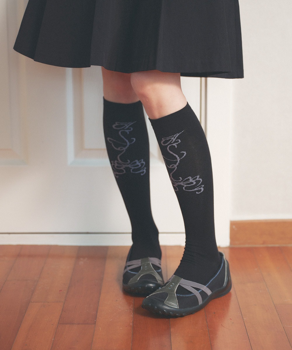 hug your skin허그유어스킨 Front printed knee socks (black)